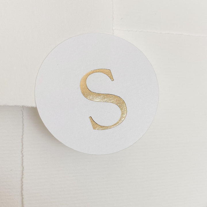 Luxe sluitsticker op kantoen papier afgewerkt met letterpress foliedruk goud